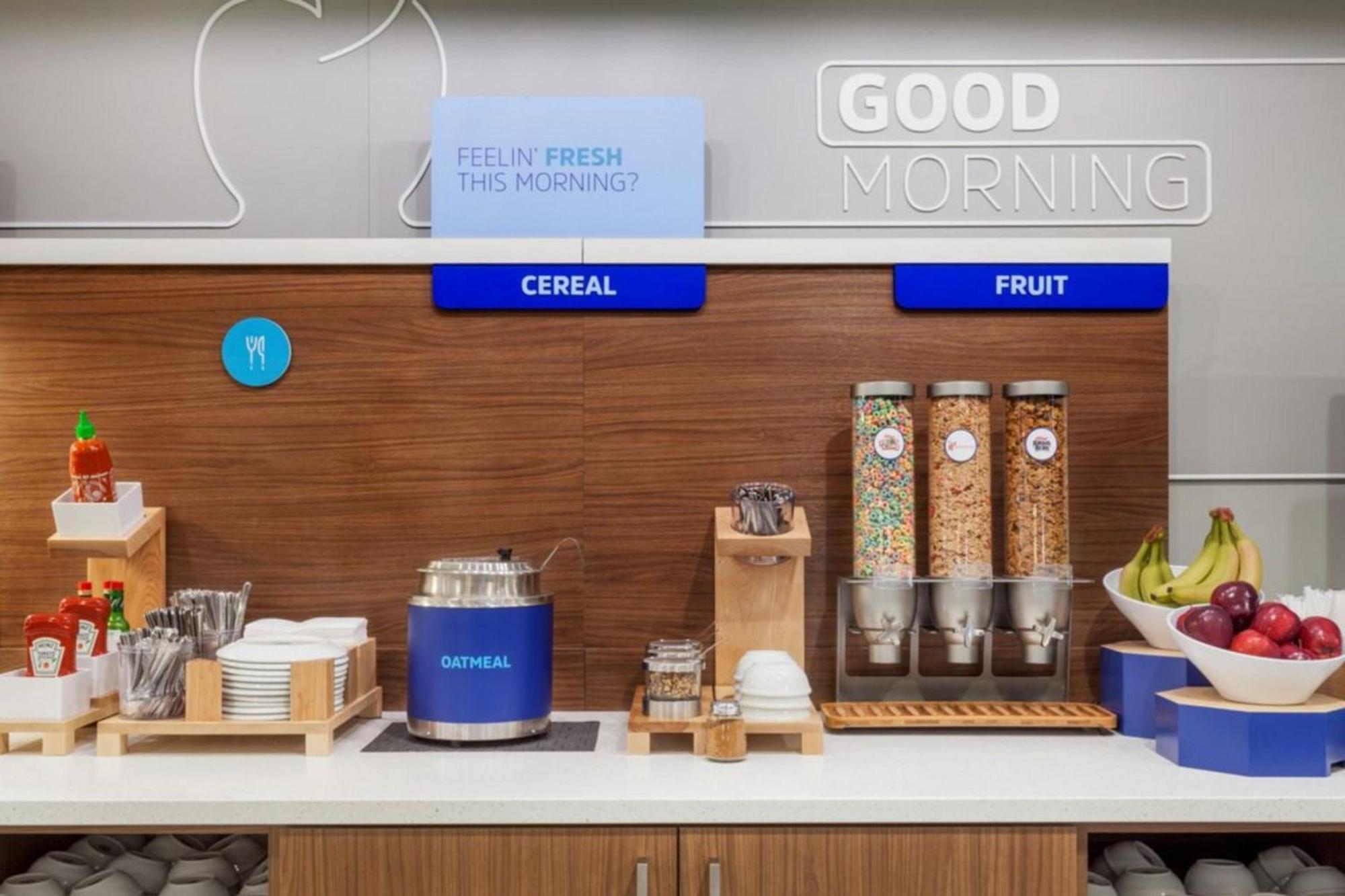 Holiday Inn Express & Suites Fresno Airport By Ihg Ngoại thất bức ảnh